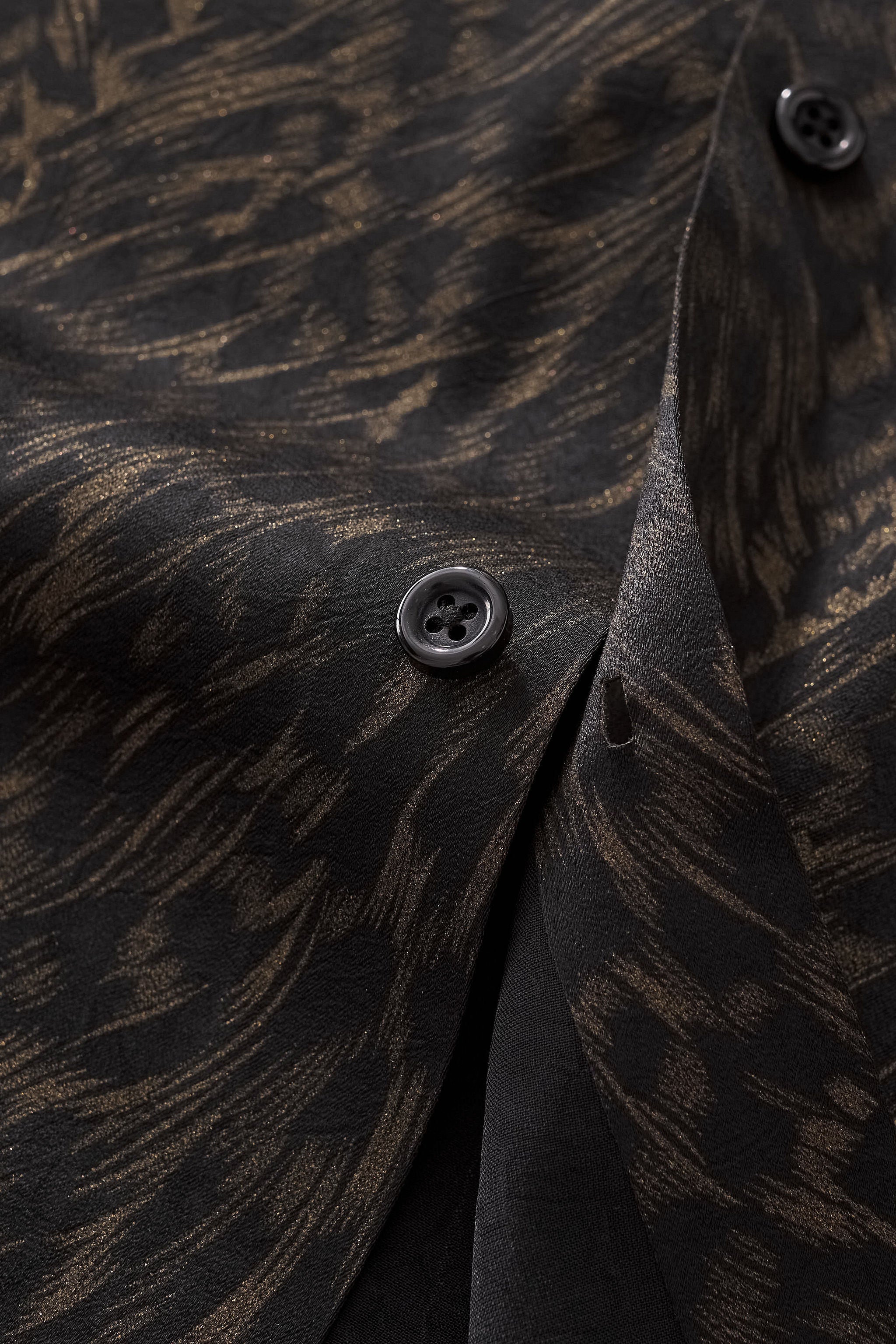 Noir Cheetah Stitchless LS Shirt BLACK