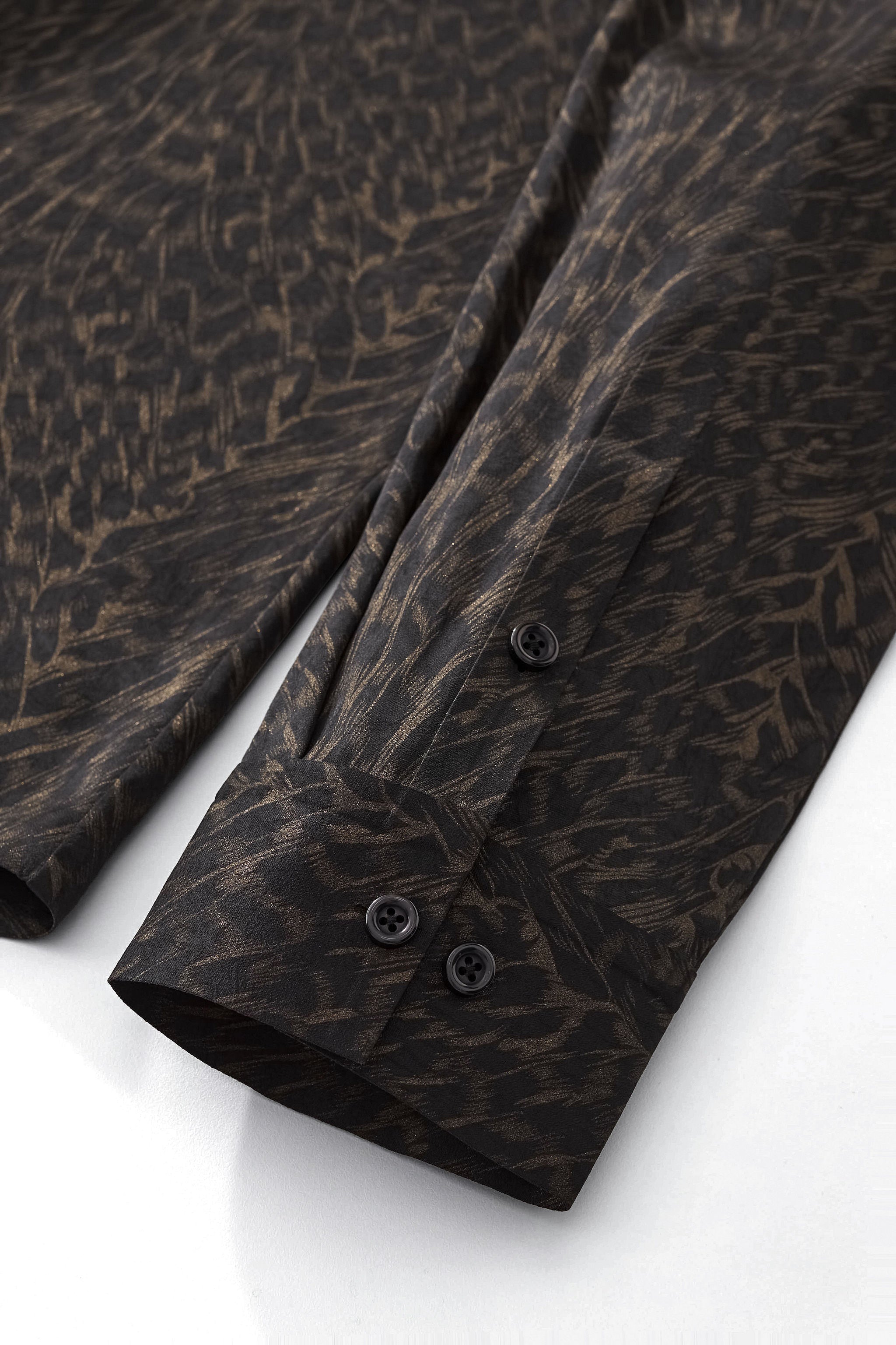 Noir Cheetah Stitchless LS Shirt BLACK