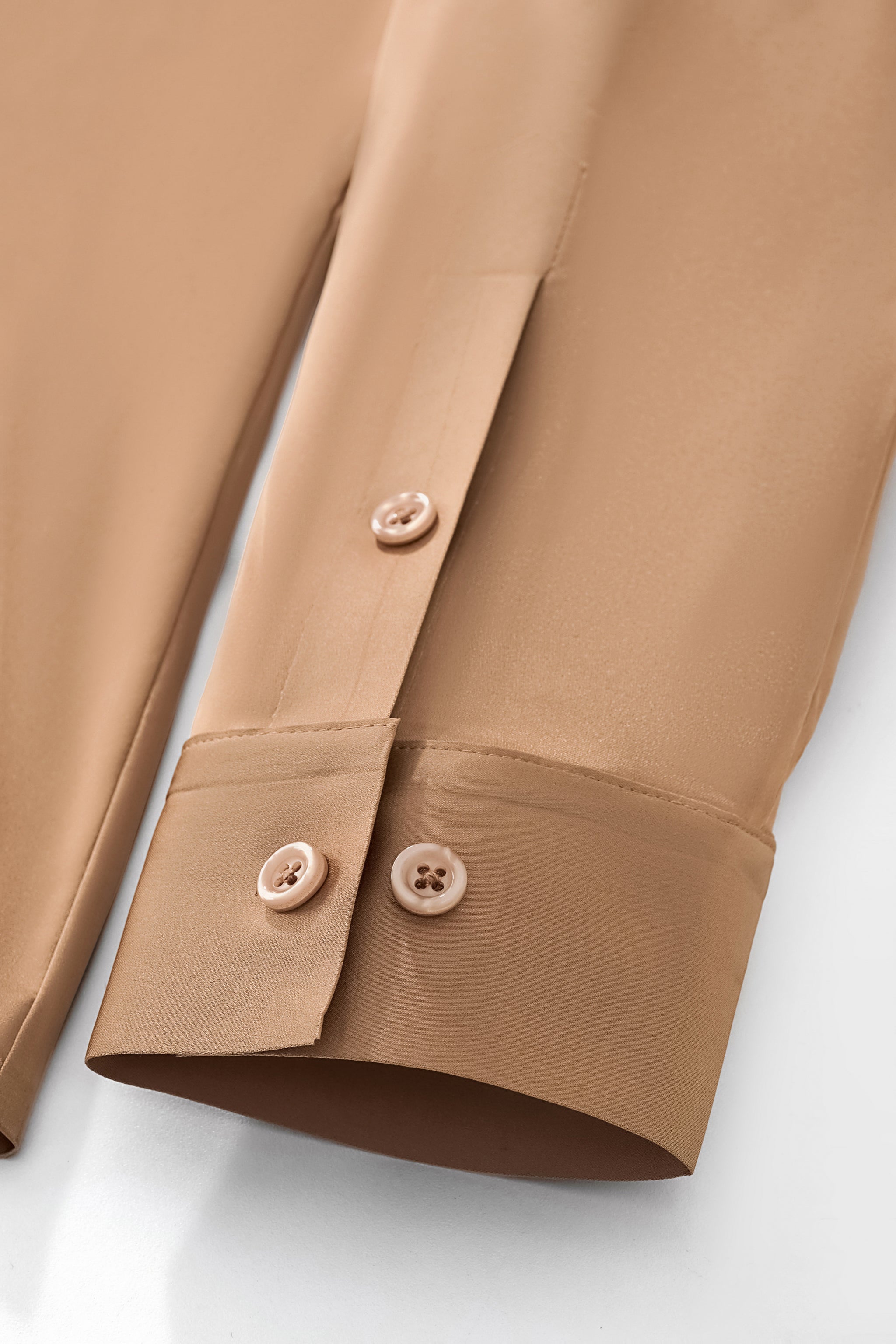 SIGNITURE SATIN STITCHLESS LS Shirt TAUPE