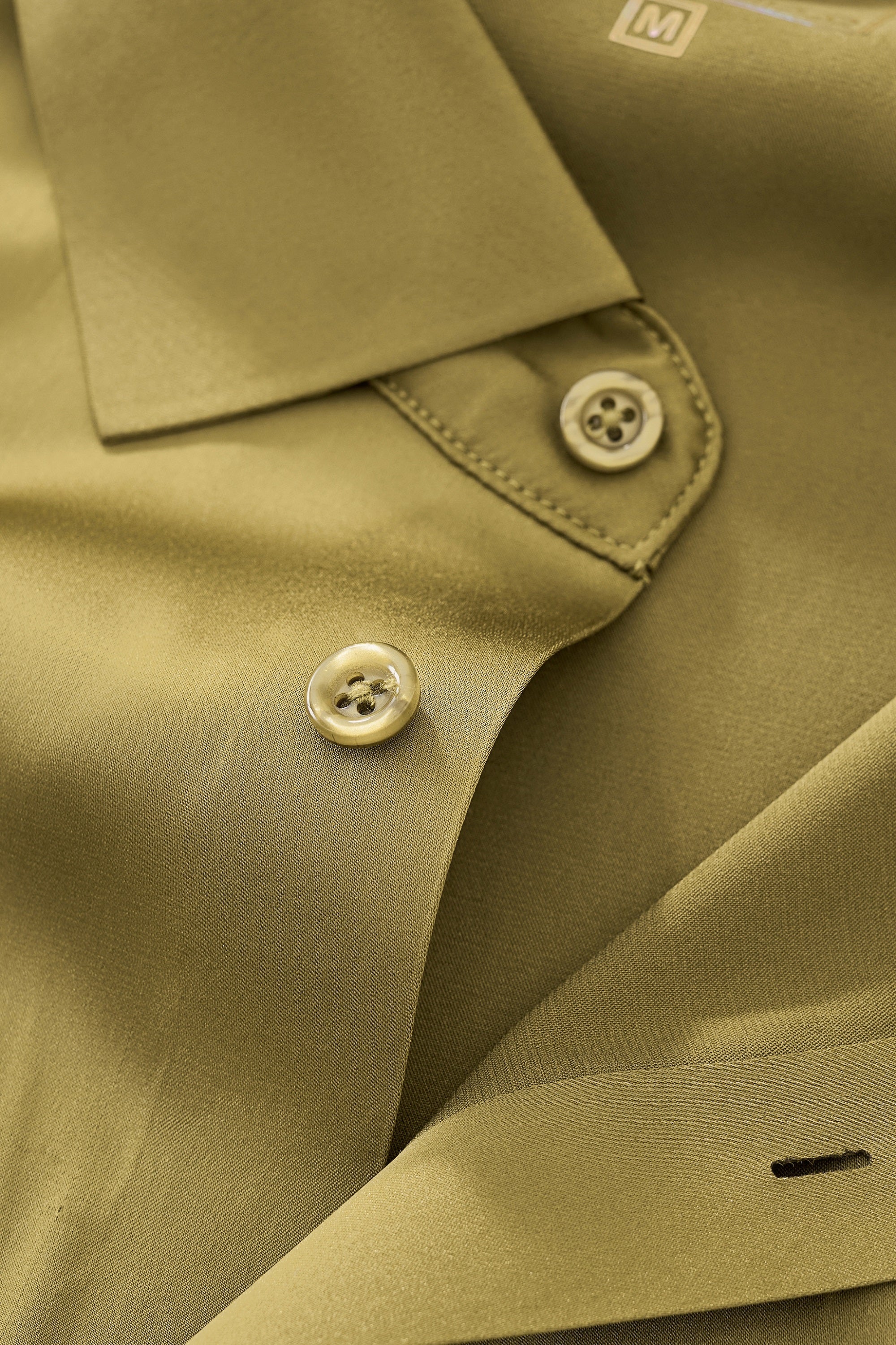 SIGNITURE SATIN STITCHLESS LS Shirt OLIVE