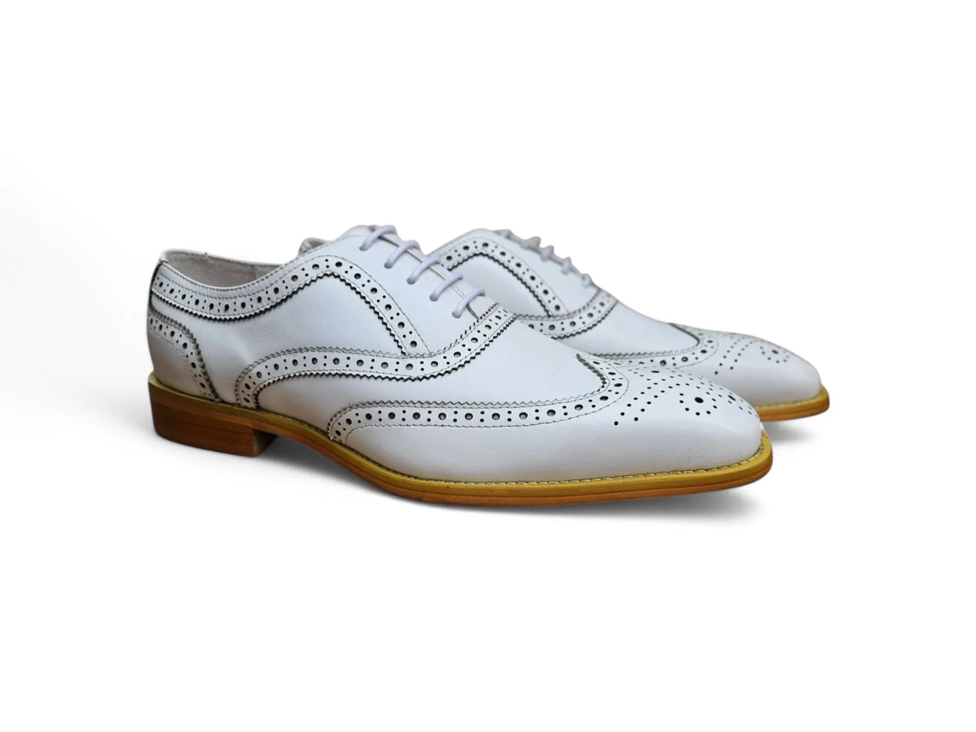 Men Medallion Wingtip Brogue Shoes